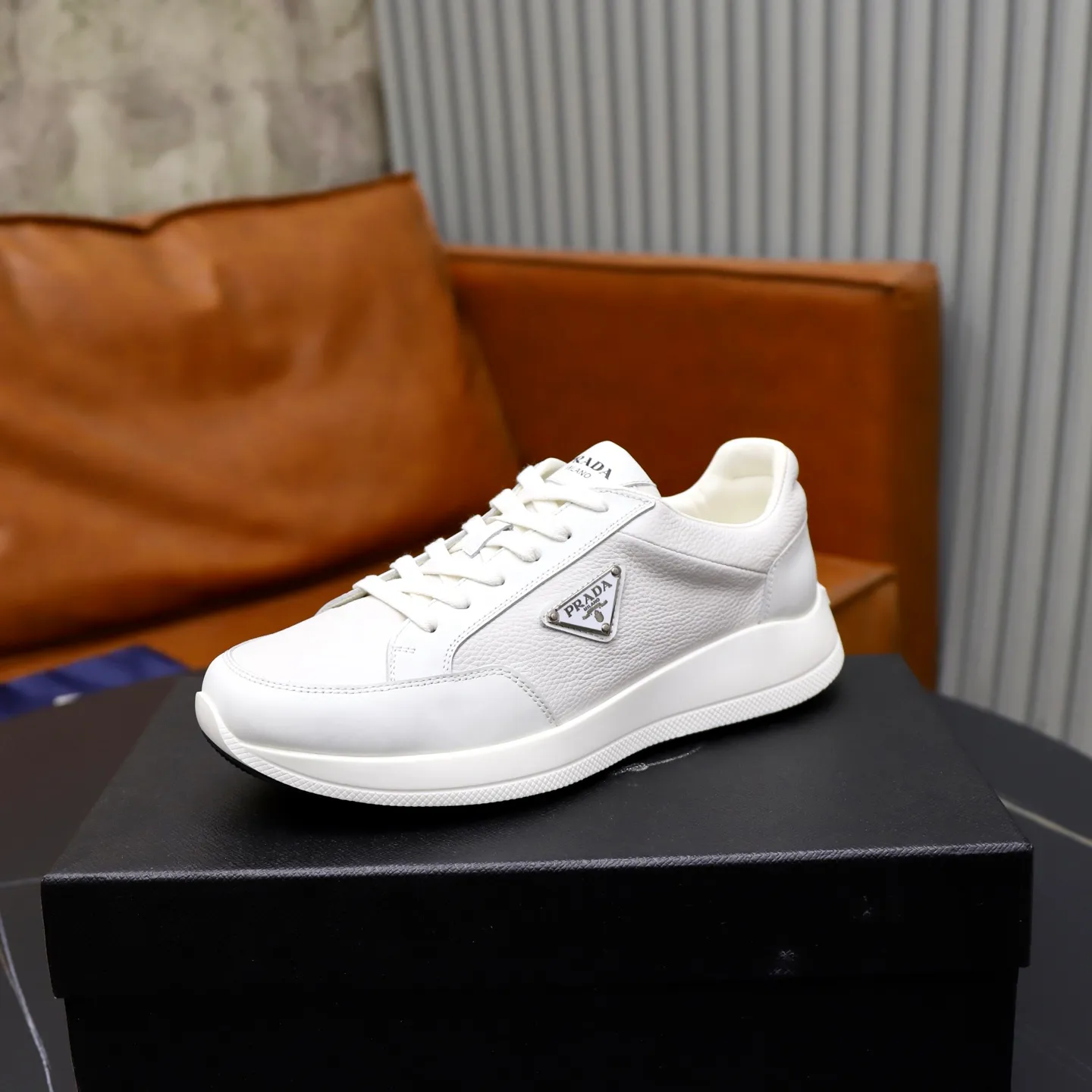 Factory price: 740💰Top original order Brand: PRADA (Prada) Standard code: Men's size 38/44 (45 can be customized) Grade: Same as the official website Material: Original cowhide stitching imported cowhide lining Original combination two-color wear-resistant soft outsole Style category: Leisure and sports version Young fashion European and American trend British style Color: Real picture color
